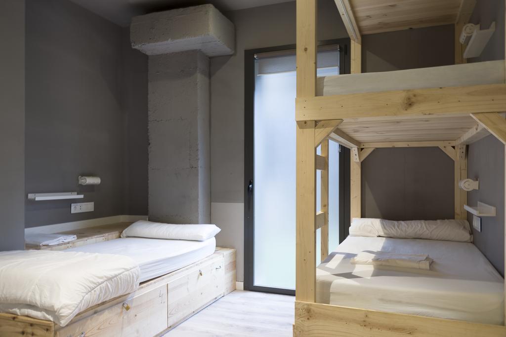 Privates Dreibettzimmer mit 3 Einzelbetten und eigenem Bad