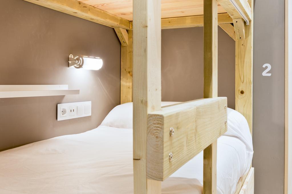 Privates Standard Vierbettzimmer mit eigenem Bad